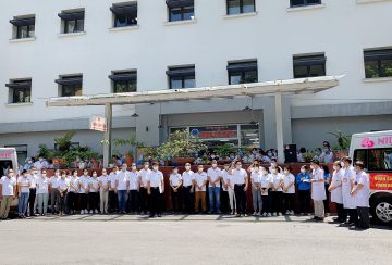 NTD Travel's vehicles carrying Friendship Hospital's doctors to support HCMC.